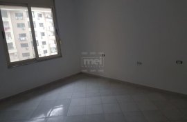 Tek stacioni i trenit, shitet apartament 2+1, Shitje