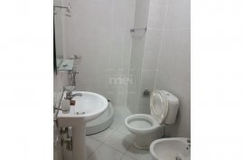 Tek stacioni i trenit, shitet apartament 2+1, Πώληση