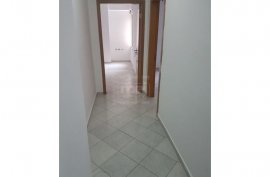 Tek stacioni i trenit, shitet apartament 2+1, Πώληση