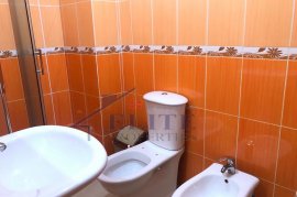 Shitet super apartament 2+1 Pranë ''Uslugës''., Venta