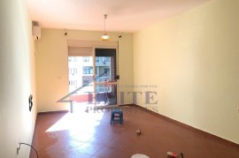 Shitet super apartament 2+1 Pranë ''Uslugës''., Verkauf