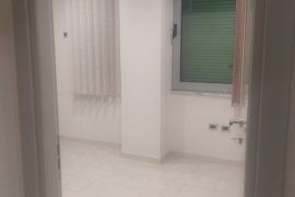 Ambient 2+1+2WC I Pershtatur perkryer per Klinike , Ενοικίαση