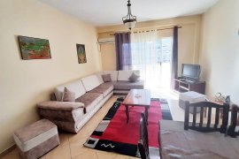 Tek Komuna e Parisit Apt 2+1+2WC ne Pallat te Ri , Ενοικίαση