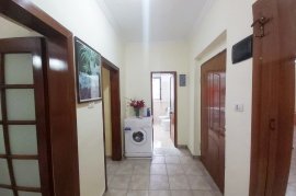 Në Shitje, Apartament 2+1 me Ballkon Tek Medreseja, Πώληση