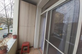 Në Shitje, Apartament 2+1 me Ballkon Tek Medreseja, Πώληση