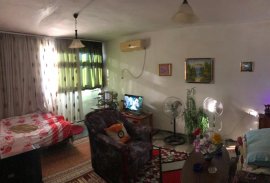 Shitet apartament  1+1 buze Rr. Bardhyl , Shitje