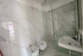 APARTAMENT ME QERA PER ZYRE/BANIM NE RRUGEN E KAVA, Affitto