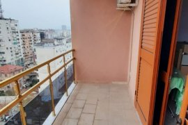 2+1 (110 m2) tek Stacioni i Trenit - Pallat i Ri , Qera