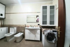 APARTAMENT 2+1 NE SHITJE NE BLLOK,TEK PETRO NINI, Πώληση