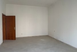 Shitet Apartament 3+1 , Rruga Shtraus, Vente