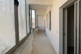 Shitet Apartament 3+1 , Rruga Shtraus, Venta