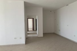 Shitet Apartament 3+1 , Rruga Shtraus, Venta