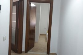 Jepet me qera apartament 1+1, tek shkolla e bashku, Alquiler