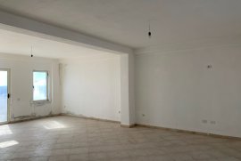 Shitet Apartament 3+1 , Rruga Shtraus, Venta