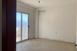 Shitet Apartament 3+1 , Rruga Shtraus, Venta