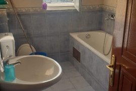 Jepet me qera apartament 2+1, perball Ringu rruga , Miete