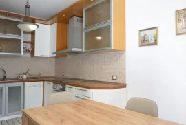 Tirane, Apartament me#Qira (Stadiumi Arena), Bérlés