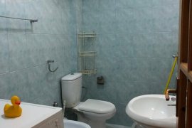 Ne Qender (Piazza) Jepet me Qera Apartament 1+1 , Alquiler