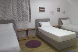 Prane Farmacise 10, jepet me qera apartament 2+1!, Ενοικίαση