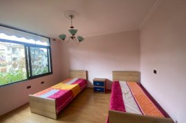 Jepet me qera apartament 2+1, prane Kafe Flora!, Alquiler