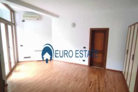 Tirane, shes  4+1,Sip 300 m²( Kompleksi Dinamo), Venta