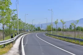 Tokë në shitje pranë aeroportit ‘’Nënë Tereza’’, Biznes