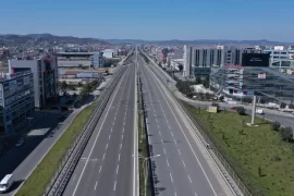 JEPET ME QERA KAPANON NE AUTOSTRADEN TIRANE-DURRES, Miete