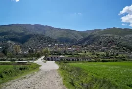 Gjirokastër, afer rrugës nacionale, tokë në shitje