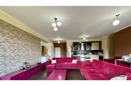 Shitet apartament 3+1+2 tek Kopshti Botanik, Komun, Eladás