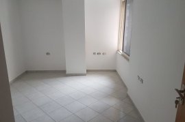 Tek Stacioni I Trenit Shitet Apartament 2+1, Venta