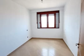 Kavaje,apartament 3+1+1 tualet,pallat afer tregut., Shitje