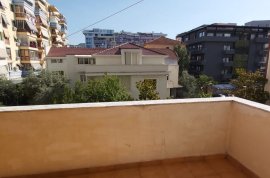 Apt 2+1+2Bllk  tek Komuna e Parisit - Pallat i Ri , Ενοικίαση