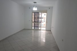 Tek Stacioni I Trenit Shitet Apartament 2+1, Vente