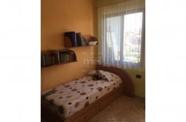 Tek Rruga Todi Shkurti, Shitet Apartamenti 3+1, Vente