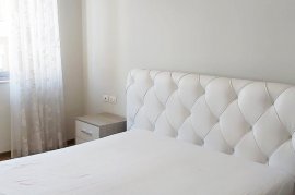 2+1+2WC+Garazh (tek Zona e Liqenit - Rr. Peti) , Location