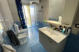 Shitet apartament 2+1 në Rr. e Kavajës, Venta