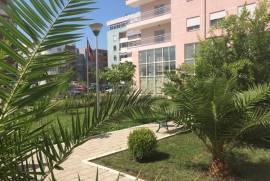 Shitet apartament prane stacionit te trenit, Venta