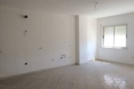 Shitet apartament prane stacionit te trenit, Venta