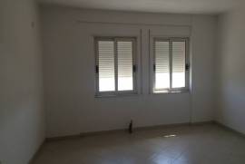 Shitet apartament prane stacionit te trenit, Vente