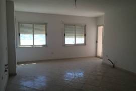 Shitet apartament prane stacionit te trenit, Sale