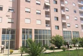 Shitet apartament prane stacionit te trenit, Venta