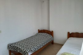 Shitet apartament 2+1+3 poste parkimi ne Komune te, Alquiler