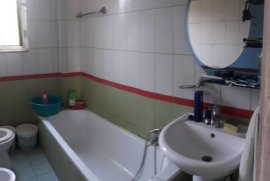 Shitet apartament me mundesi ndarje, Eladás