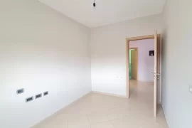 Apartament + post parkimi per shitje , Πώληση