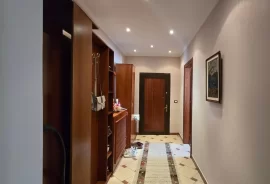 SHITET: Apartament 2+1/zona: Pogradec     , Eladás