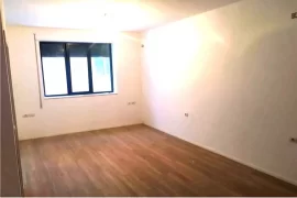 Shitet Apartament Garsoniere !, Πώληση