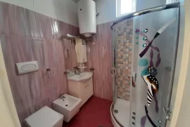 APARTAMENT 2+1 ME VERANDE PER QIRA TEK LIQENI I TH, Miete