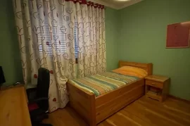 Apartament 3+1 me qira pranë 