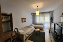 Pranë Jurdikut, apartament 2+1 me qira, Location