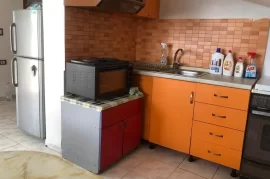 Apartament me qira tek Shkolla Bashkuar 300 Euro , Affitto